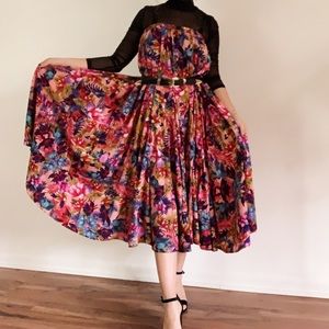 Long elastic waist tropical pattern skirt.